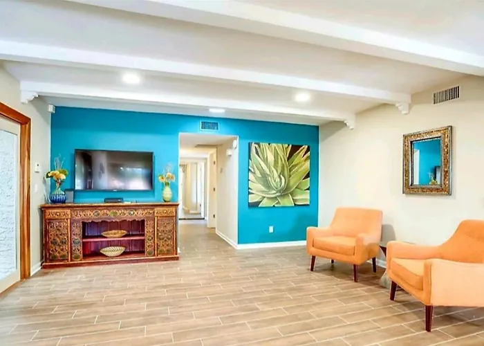 Tranquil Oasis Near Old Town, Hot Tub, Mountain Views Vakantiehuis Scottsdale