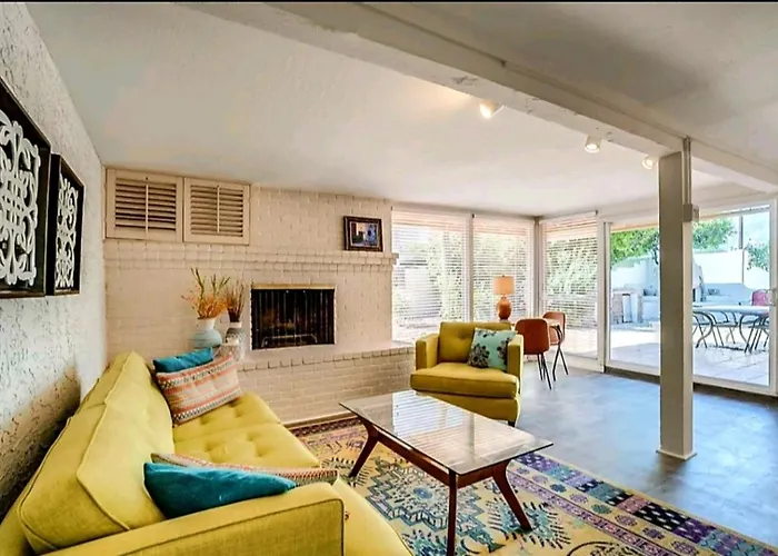 Tranquil Oasis Near Old Town, Hot Tub, Mountain Views Vakantiehuis Scottsdale