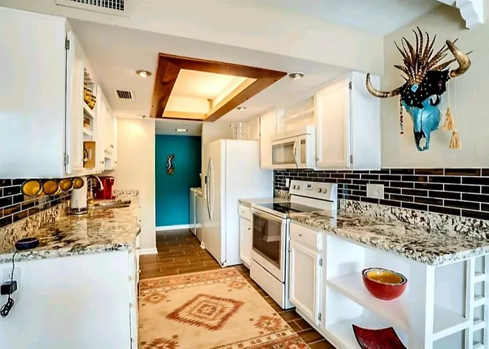Tranquil Oasis Near Old Town, Hot Tub, Mountain Views Vakantiehuis Scottsdale