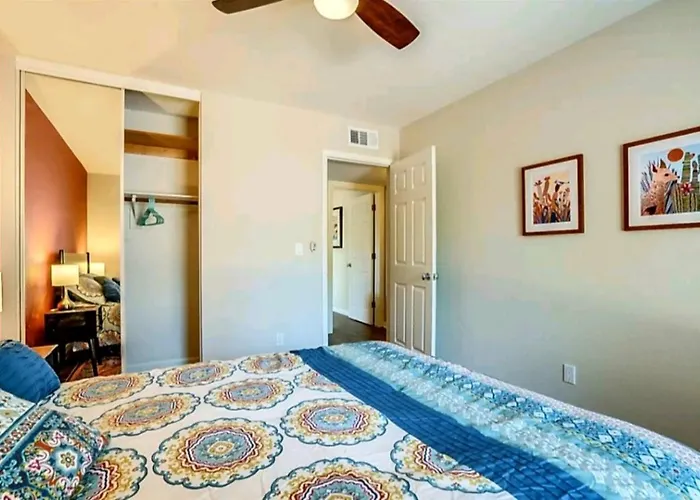 Tranquil Oasis Near Old Town, Hot Tub, Mountain Views Scottsdale