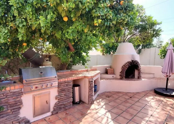 Tranquil Oasis Near Old Town, Hot Tub, Mountain Views Vakantiehuis *