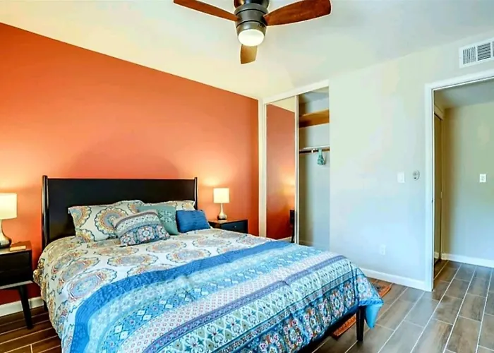 Vakantiehuis Tranquil Oasis Near Old Town, Hot Tub, Mountain Views *
