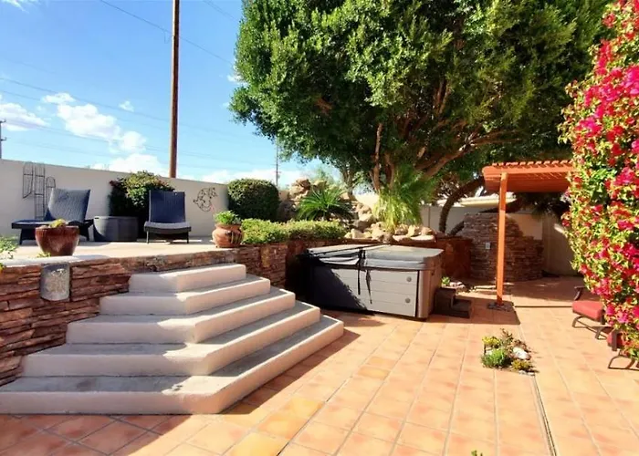 Vakantiehuis Tranquil Oasis Near Old Town, Hot Tub, Mountain Views Scottsdale