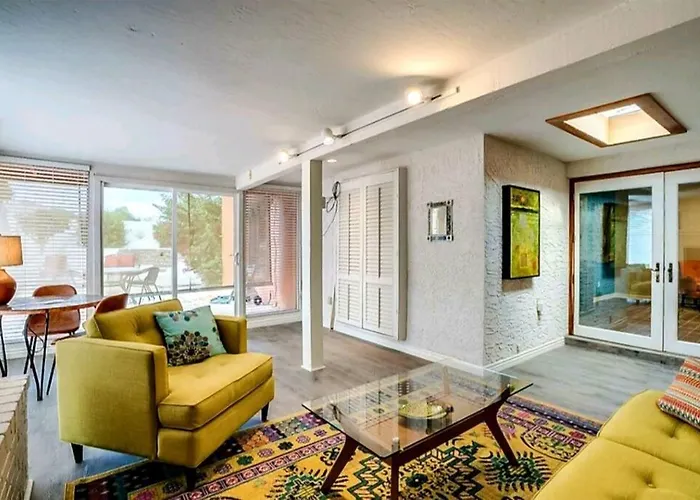 Tranquil Oasis Near Old Town, Hot Tub, Mountain Views Scottsdale