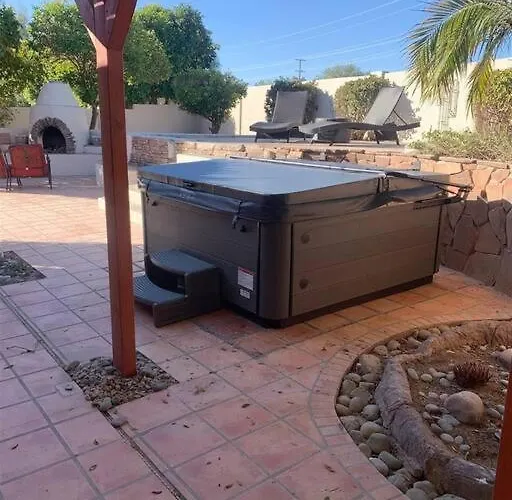 Tranquil Oasis Near Old Town, Hot Tub, Mountain Views Vakantiehuis