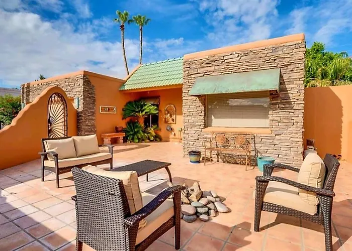 Tranquil Oasis Near Old Town, Hot Tub, Mountain Views Scottsdale